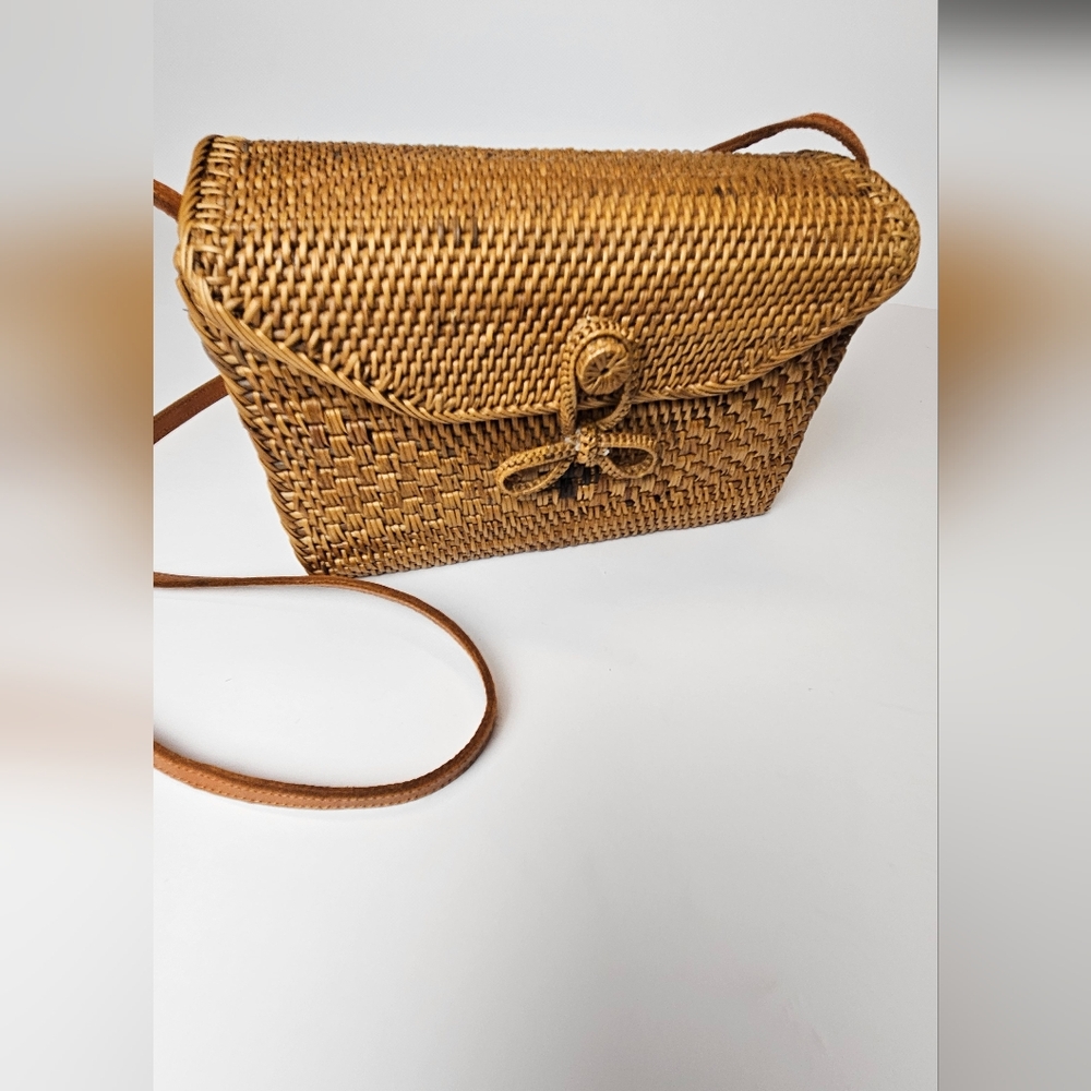 Elegant Woven Brown Crossbody Bag - Picture 5 of 9